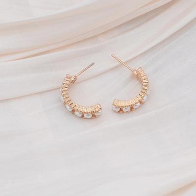 C-shaped Pearl Earings Vintage and Minimalist Baroque Simulated Pearl Stud Jewelry for Ladies Elegant Stud Earirngs Gold