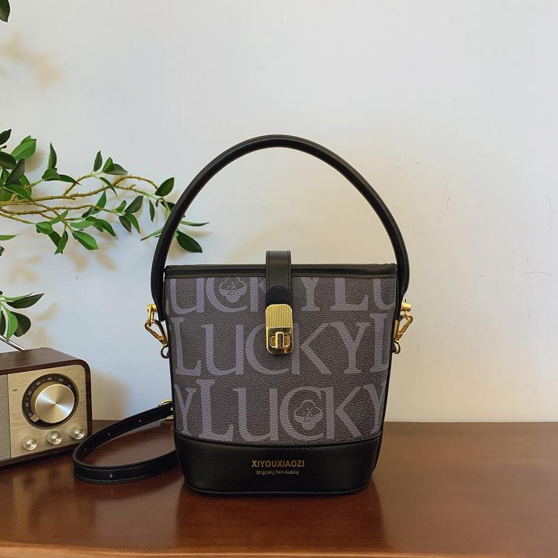

Crossbody handheld letter bucket bag 2025 winter new bag women s fashion niche design bucket bag 16*10*18 чорний