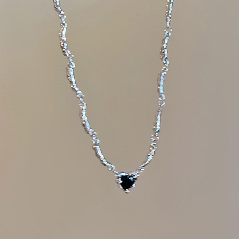 Light Luxury and High Grade Black Peach Heart Collar Chain for Spicy Girls with A Cold and Elegant Style, Exquisite and Niche Necklace