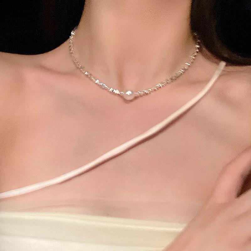 

2025 High-End Women s Silver Pearl Clavicle Necklace - Light Luxury Niche Accessory