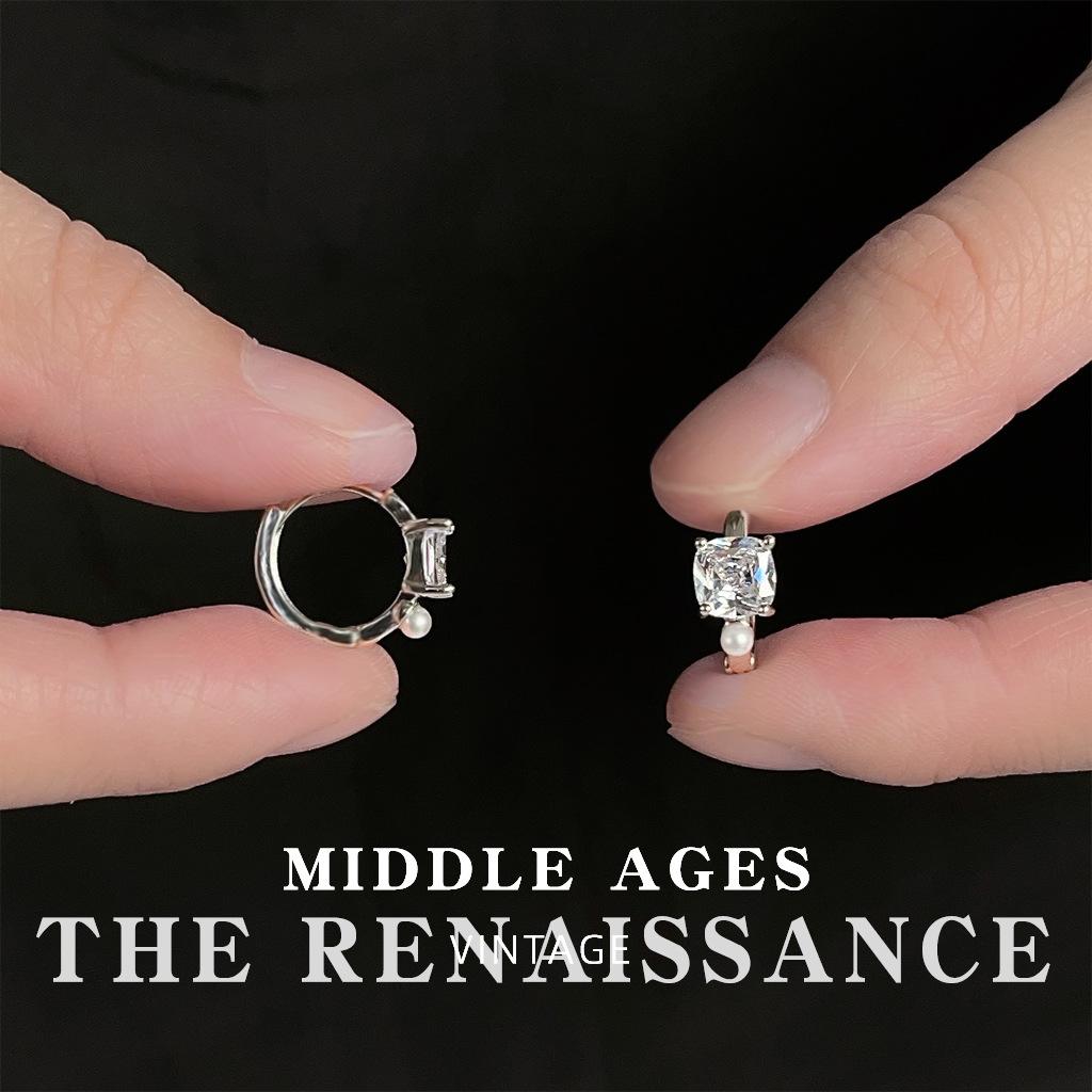 Micro-inlaid fat square zircon ear buckles, simple and fashionable cold wind earrings, niche commuter wind earrings.