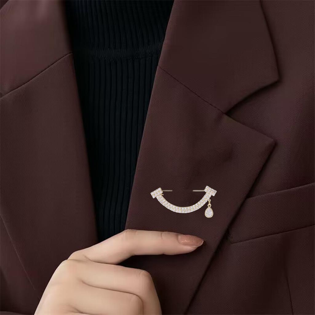 1 stk Enkel Smile Brosje Anti-eksponering Brystspenne Klær Kragetilbehør Midjeendringsartefakt Midjenål Skjerfspenne