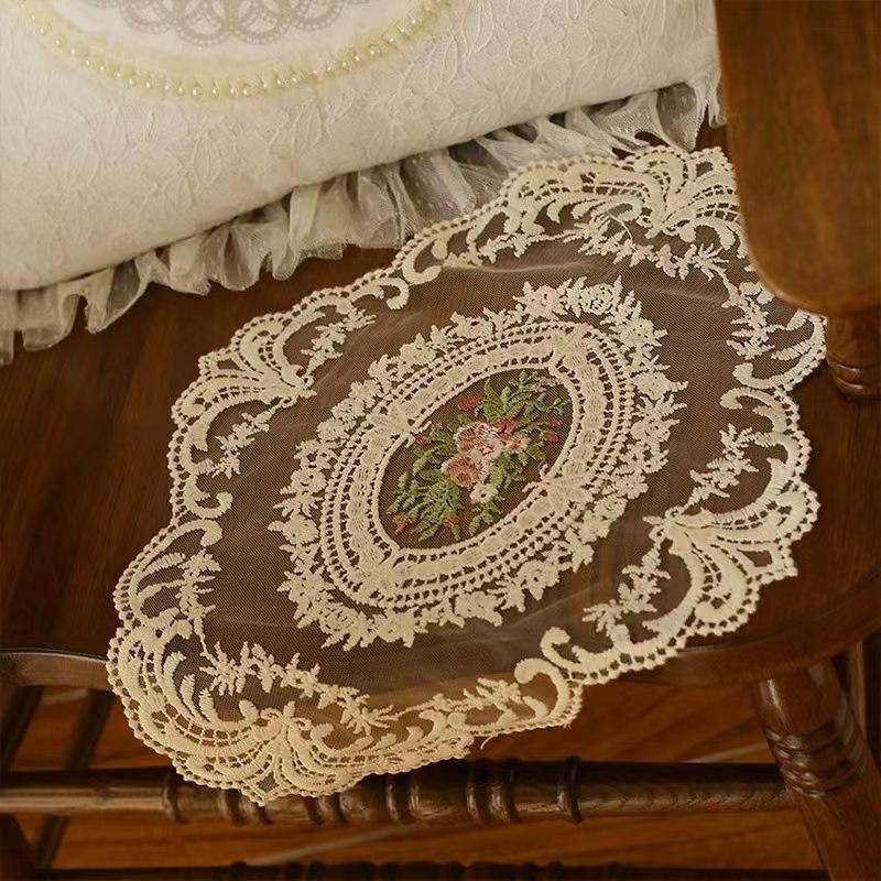Broderte Messematter og Drikkeglassunderlag: Dekorative nattbordmatter og bakgrunnsrekvisitter for fotografering (Tilgjengelig i tre størrelser)