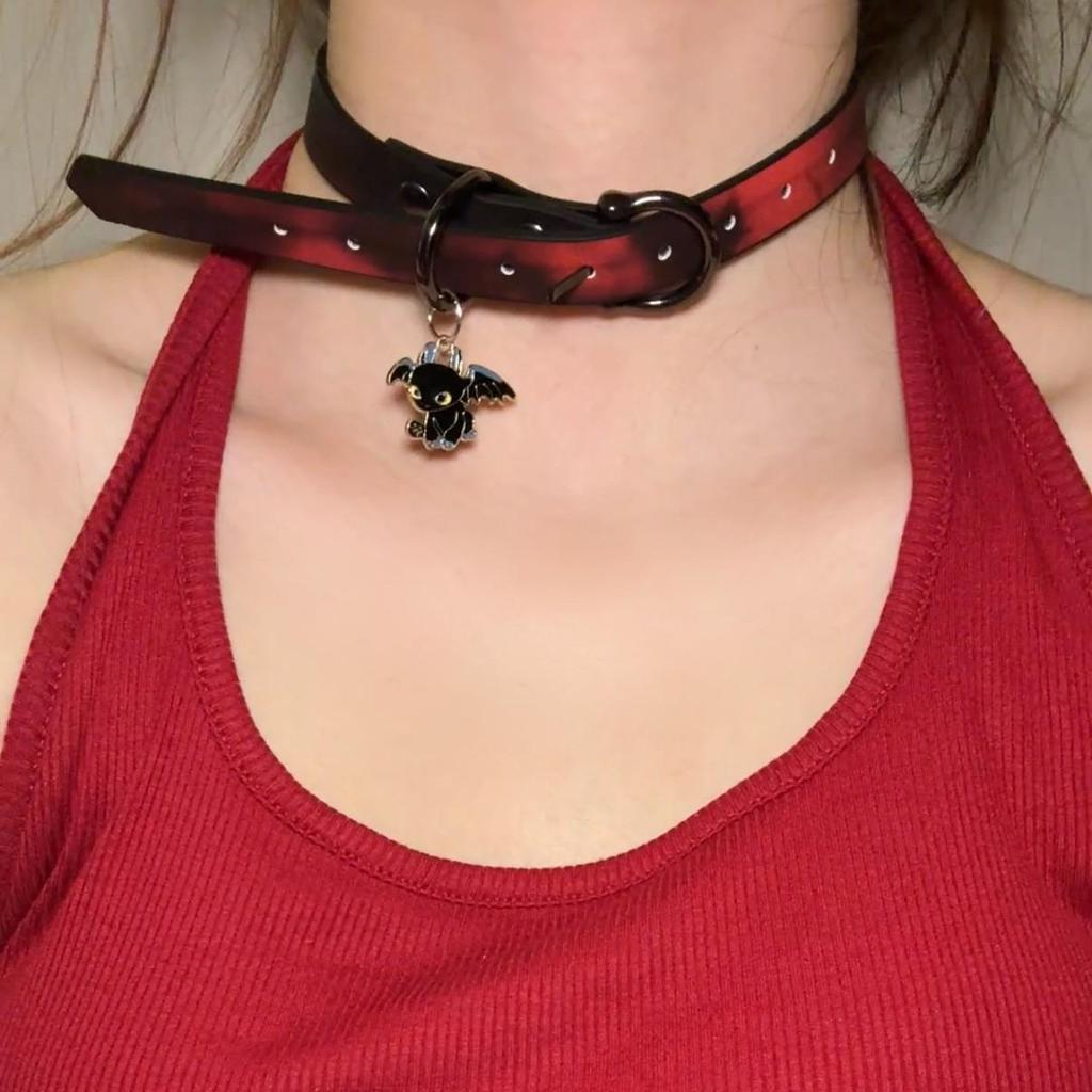 Chique Pittige Meisje Leren Bel Choker Ketting – Uniek Minderheidsontwerp