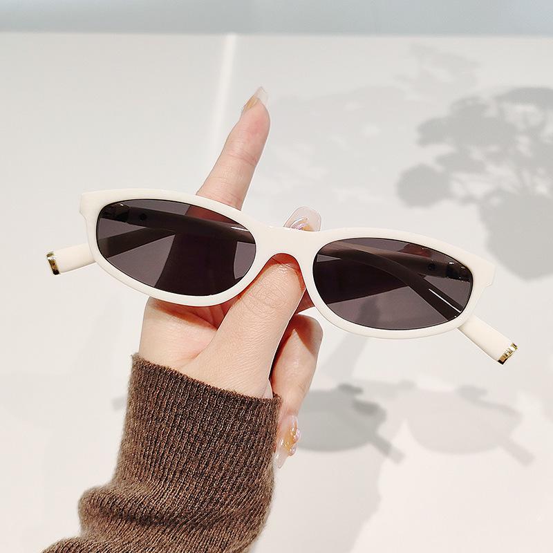 Retro Tortoiseshell Cat-Eye Sunglasses for a Stylish, Nerdy Street Style