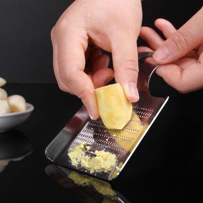 Edelstahl Ingwerreibe Knoblauch Wasabi Zerkleinerer Poliergerät Tragbares Manuelles Gemüse Obst Pressgerät Küchenwerkzeug