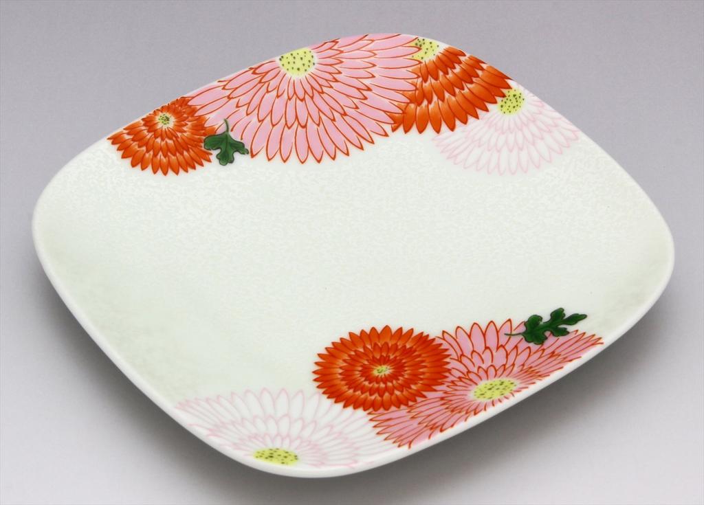 Arita Ware Koraku Kiln Individual Plates Chrysanthemum Design 97730