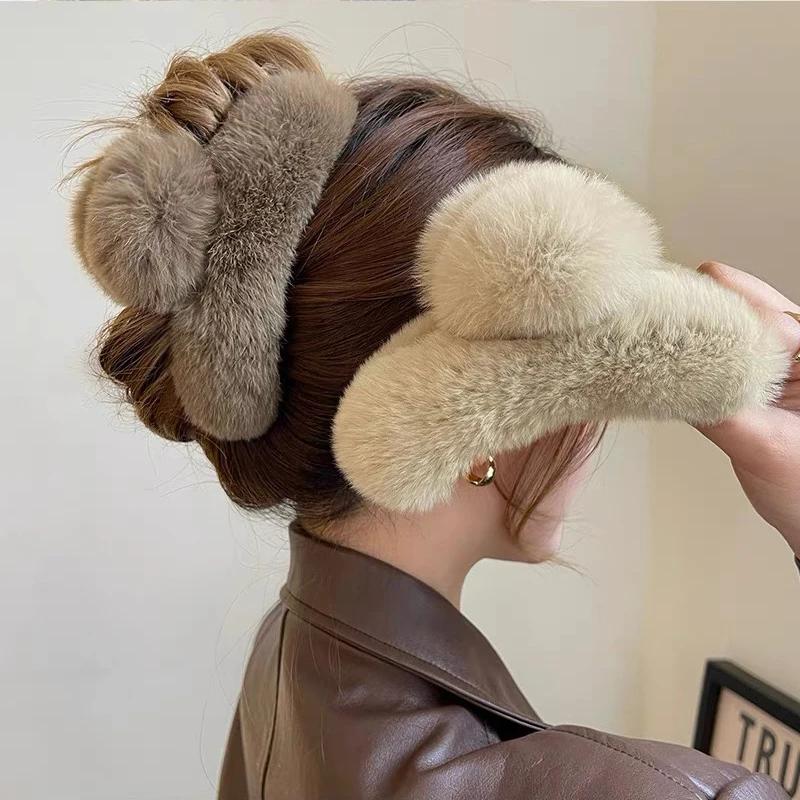 

Faux Fur Hair Claw Rabbit Hair Large Hairpin Back Head Temperament Clip New Cute Plush Hair Scratching Ponytail Hair Claw 13cm помаранчевий