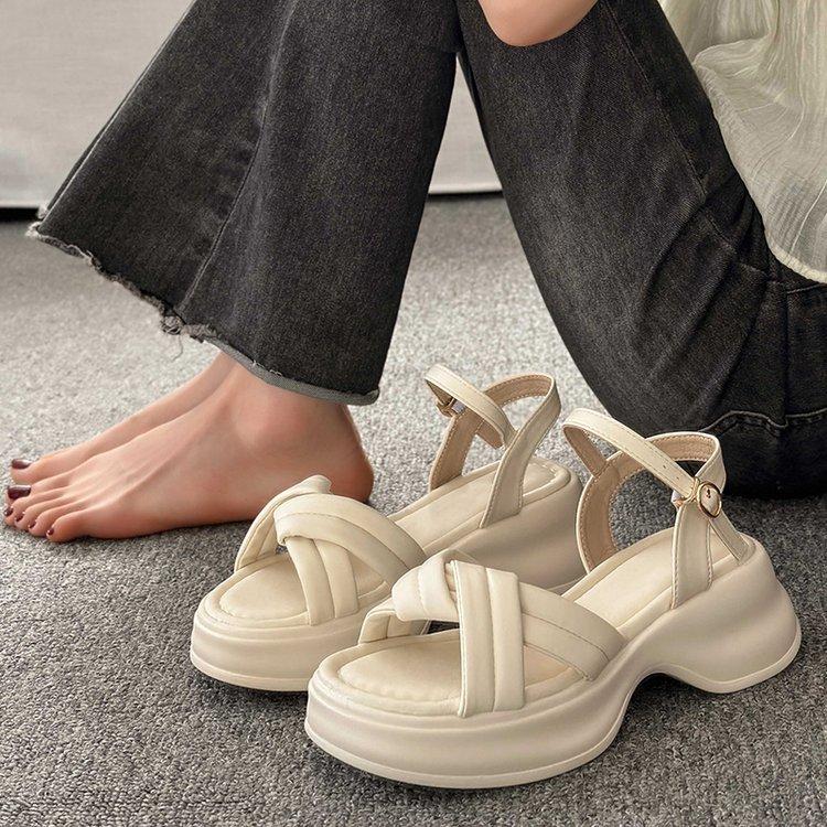 

Модные вечерние босоножки на римских каблуках 40