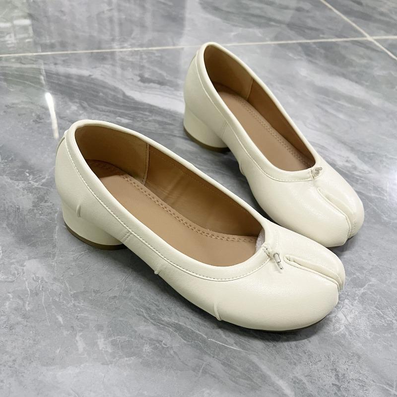 Split-toed shoes women's new thick heel colored polka dots fashionable simple retro pleated shoes ballet single shoes