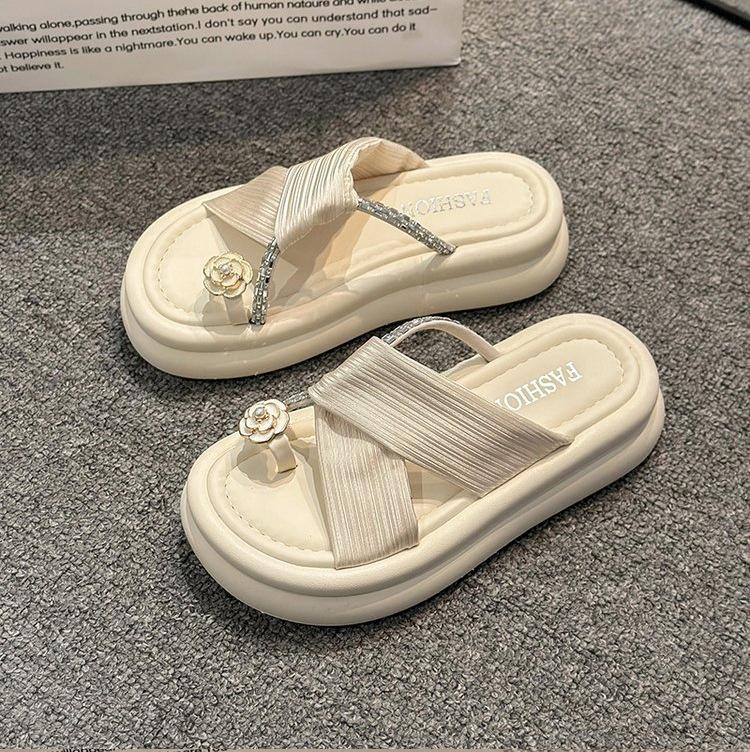 Beautiful slippers women's 2025 summer new French camellia outer wear thick-soled cover toe cool slippers soft-soled beach shoes