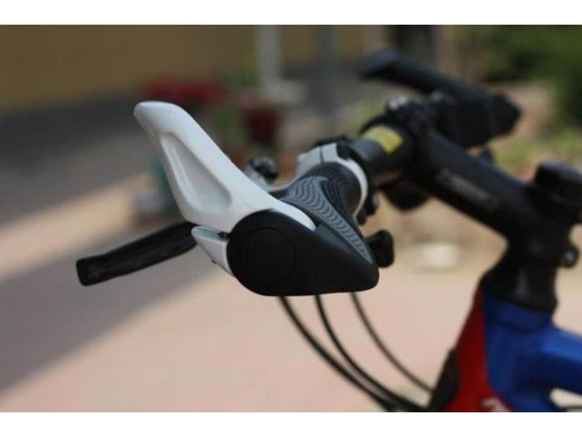 Ergonomic Aluminum Alloy Mountain Bike Handlebar Grips with Rubber Lock-On Ends