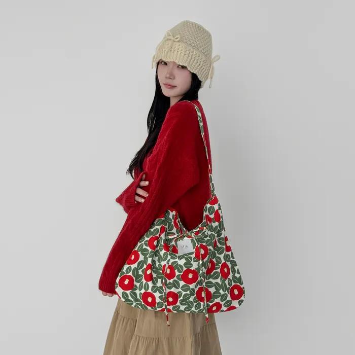 This Season's Oxford Graphic Shoulder Bag _ [Red Camellia]