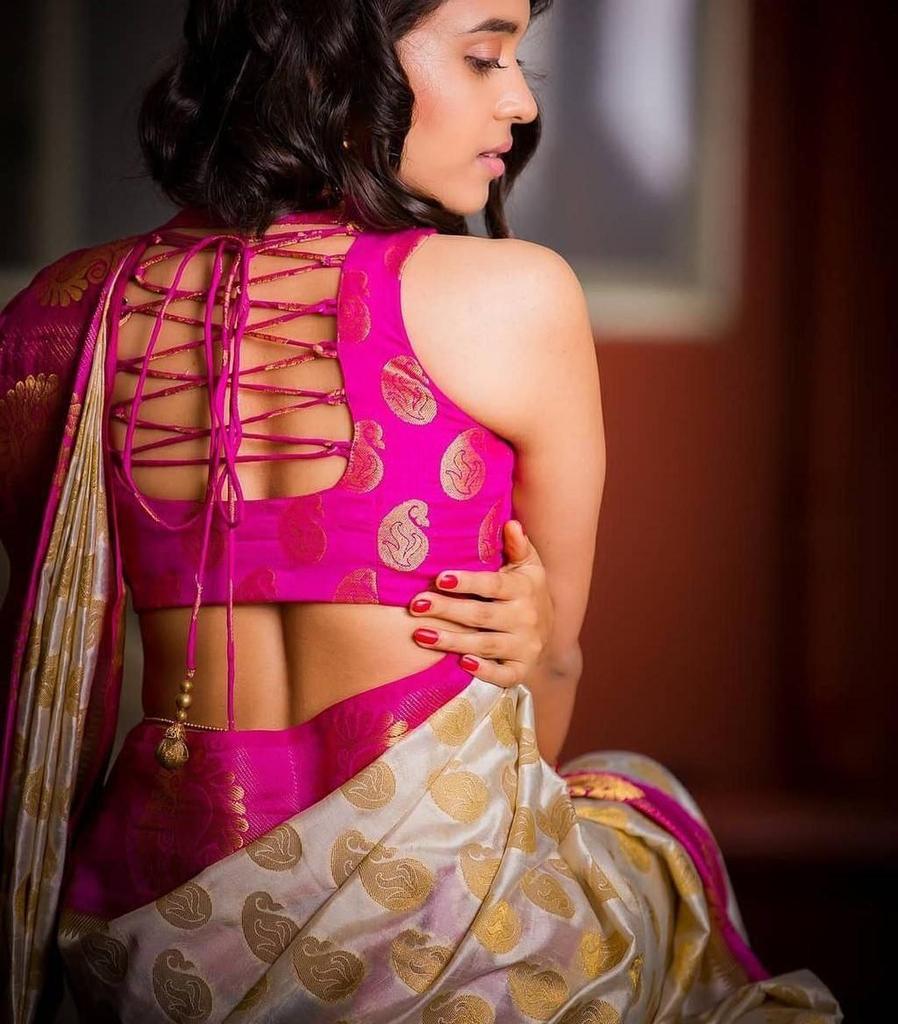 Krásné zlaté Jari s novým designem Soft Lichi Silk Saree