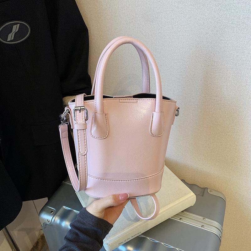 

Нишевые дизайнерские сумки женские 2025 новые летние универсальные сумки-мессенджеры для мамы и ребенка популярны в этом году, сумки-ведра розовый