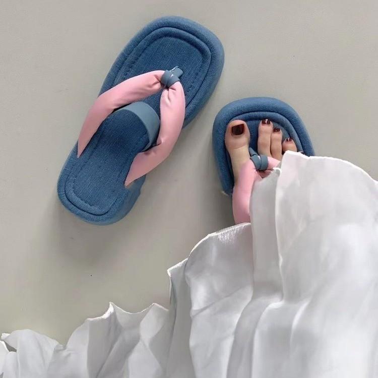 Women's shoes are not tired to wear outside in summer. The new thick-soled flip-flops are high-end with skirts and cool slippers.