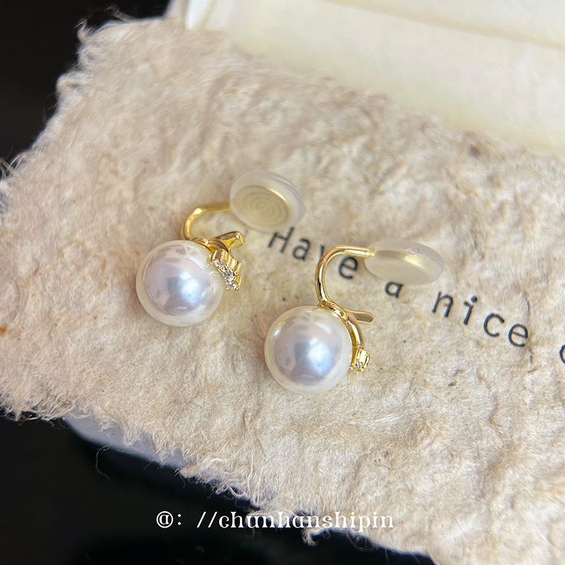 

Simple and easy to match, niche, sweet pearl ear clips, no ear piercings, women s painless earrings, high-end earrings, small earlobes recommended.