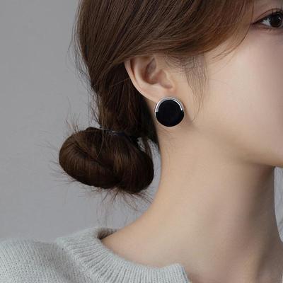 Silver Needle Round Stud Earrings: Fashionable, Simple, Versatile, Light Luxury Ear Accessories with a Unique Design.