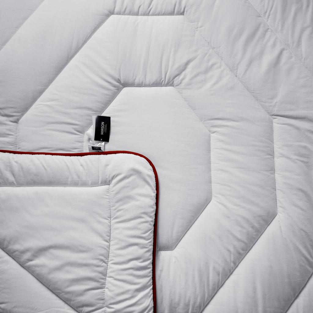 Polyester (Anti-Allergen) Bettdecke Deluxe Nr. 1307 100% Baumwolle, 100% Polyesterfüllung. Alle Jahreszeiten.