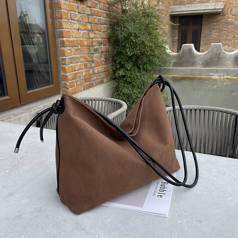 

2025 new autumn and winter retro matte large-capacity simple tote bag high-end fashion casual shoulder messenger bag 36*28*12 темно-коричневого