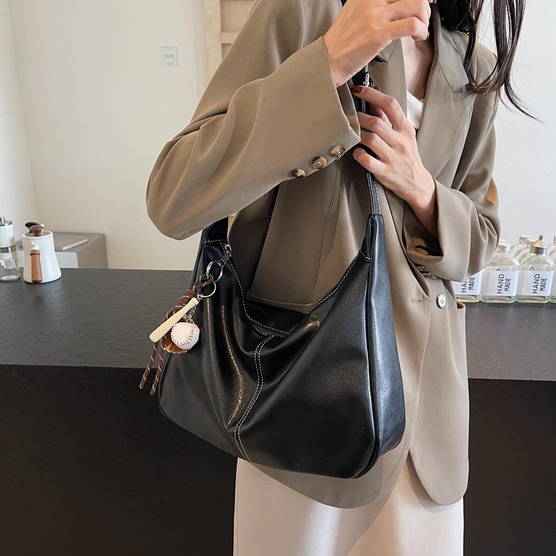 This year, soft leather large-capacity messenger bags are popular, and women's 2025 new fashionable and versatile casual shoulder bags are popular.