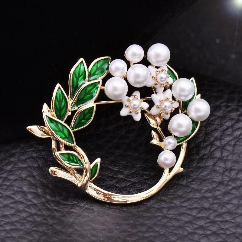 Korean Fashion Green Leaf White Gardenia Brooch: Elegant Women's Accessory