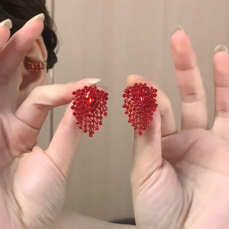 

Модные Элегантные Новогодние Красные Блестящие Серьги с Короткой Кисточкой из Бриллиантов для Женщин Причудливые Легкие Роскошные Темпераментные Элегантные Ювелирные Изделия для Ушей со Стразами Big Red