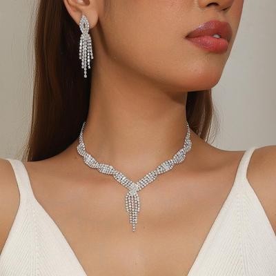 Elegantní souprava náhrdelníku a náušnic s třásněmi a plným osázením diamanty: Dámský prémiový večerní lehký luxusní doplněk