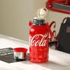 Izolowany kubek Germ Coca-Cola z podwójną marką