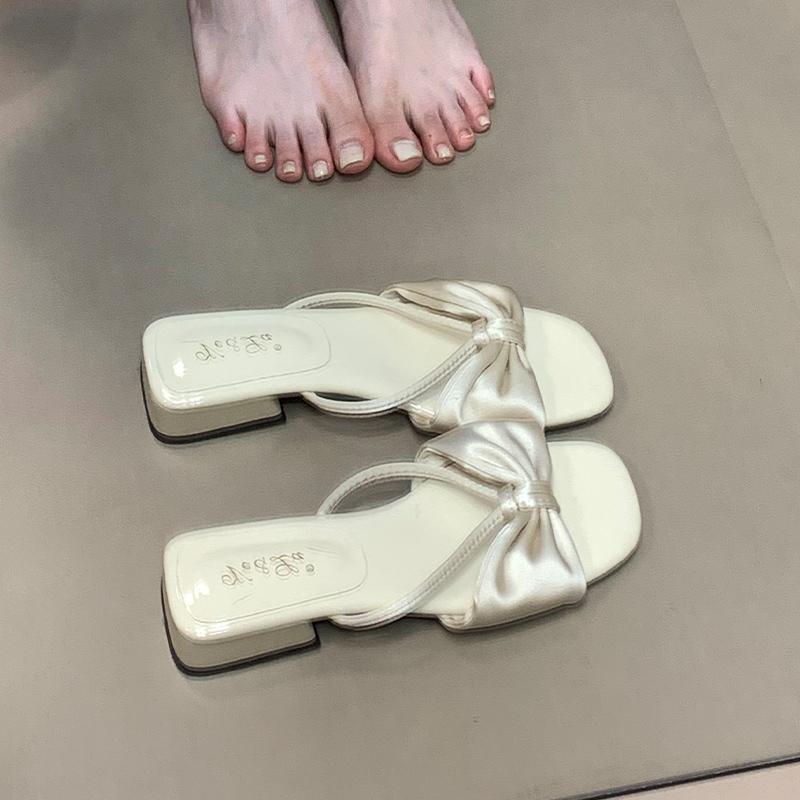 Blue cabinet, open-toed cool slippers for women's summer wear 2025 summer with skirts, one-word drags, folds, bows are gentle and cool
