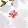 Kvinner Brosje Lotus Flower Form Faux Pearl Dekor Kontrast Farge Realistisk Flower High-End Luxury