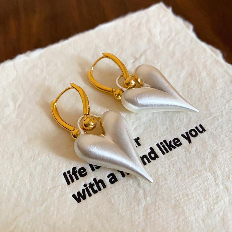 

Изысканные контрастные серьги-сердечки из золота и серебра: Матовая отделка для создания стильного и стильного образа. ear studs серебряный