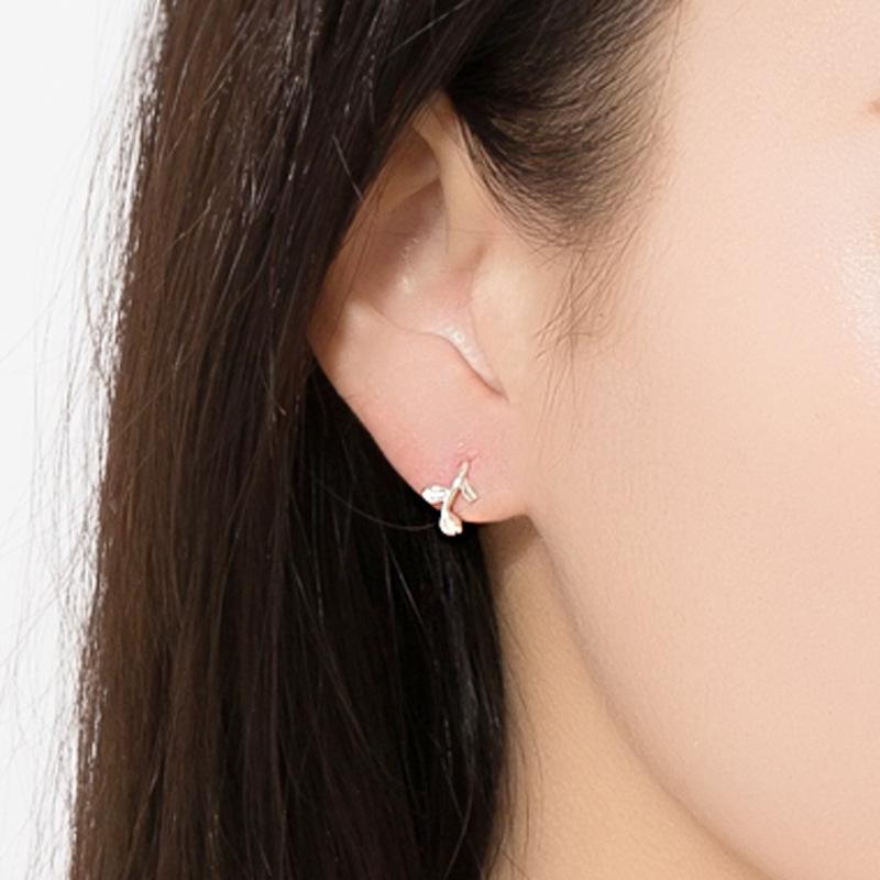 Zarte Knospenohrringe für Damen mit kleinen frischen und einfachen Mini-Blättern als Ohrhänger, modisch und personalisiert