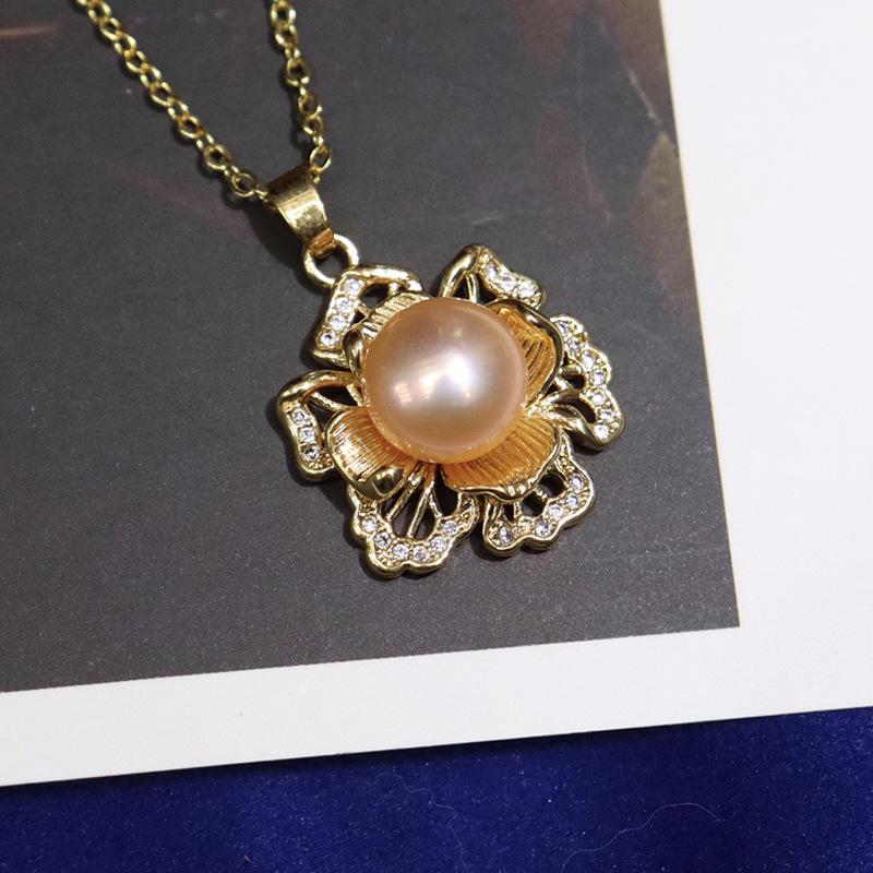 3D Flower Freshwater Pearl Pendant Necklace for Women, 18K Gold-Plated, 8-9mm, Elegant Clavicle Chain.