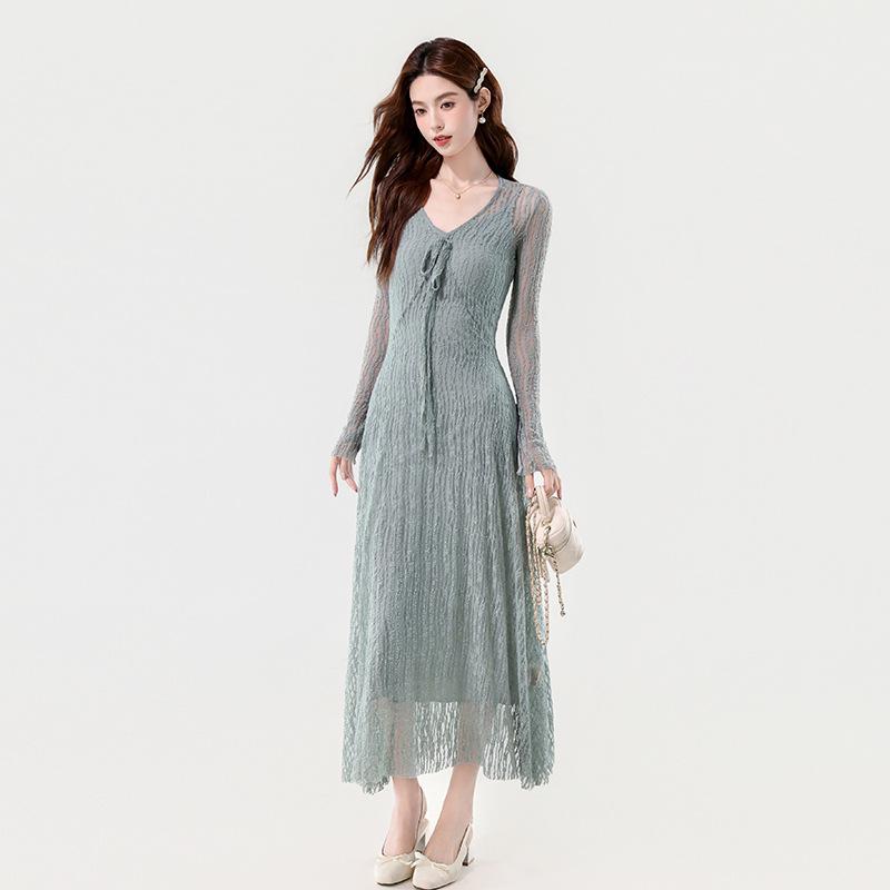 

2025 Autumn Women s Elegant Two-Piece Lace Dress with Flare Sleeves and Hollow-Out Design XL