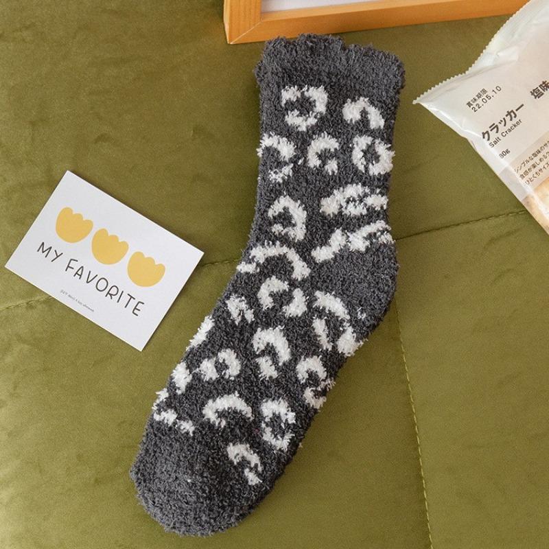 Leopard Print Coral Fleece Mid-calf Socks for Women To Keep Warm and Protect Against The Cold In Autumn and Winter, Bubble-mouth Socks