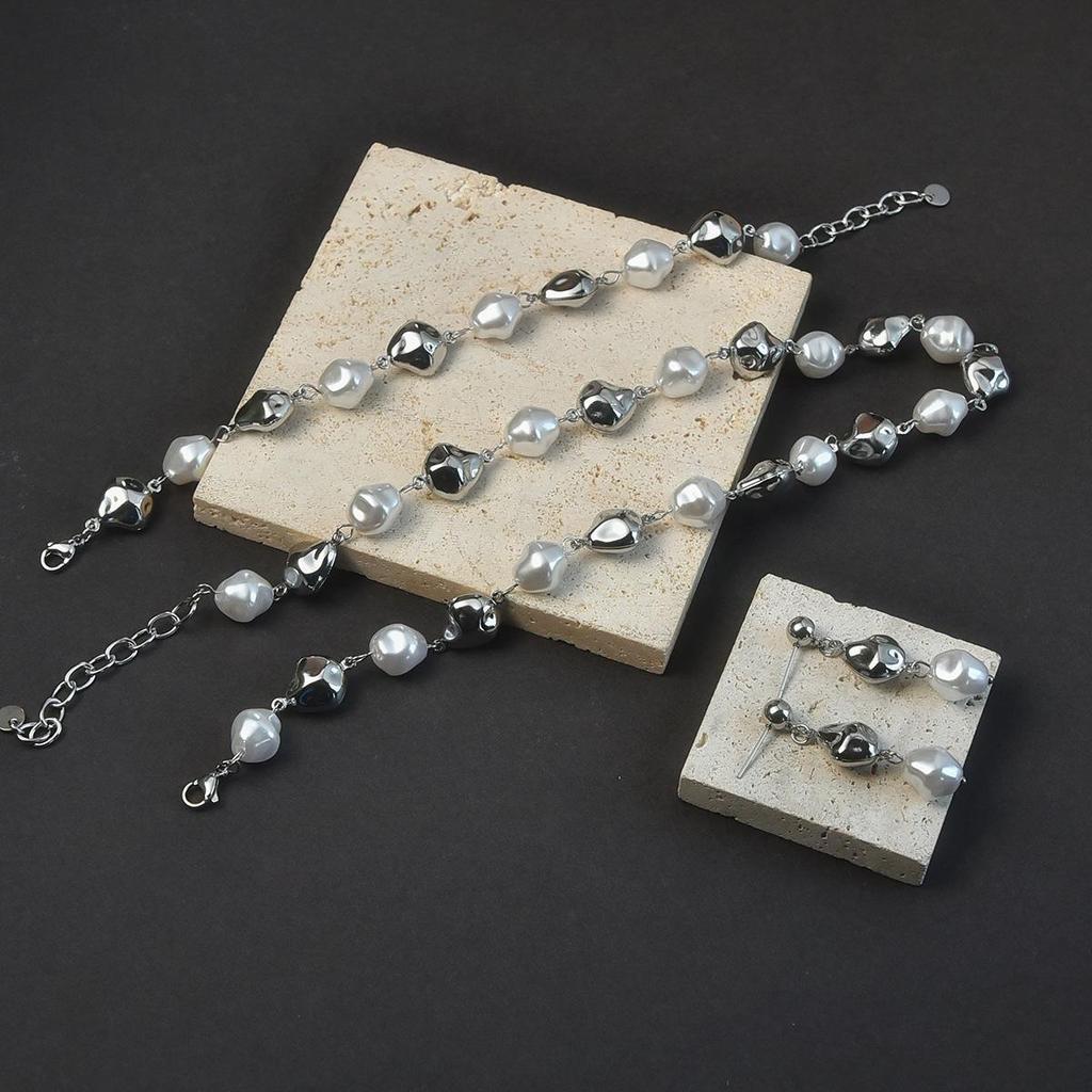 Girocollo di Perle Barocche: Collana Minimalista in Metallo con Stile Europeo e Americano di Tendenza