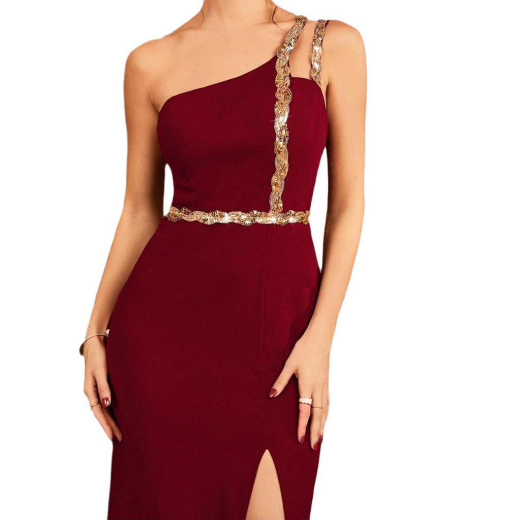 Elegantes One-Shoulder-Abendkleid mit gewebtem Metallgürtel und Schlitz