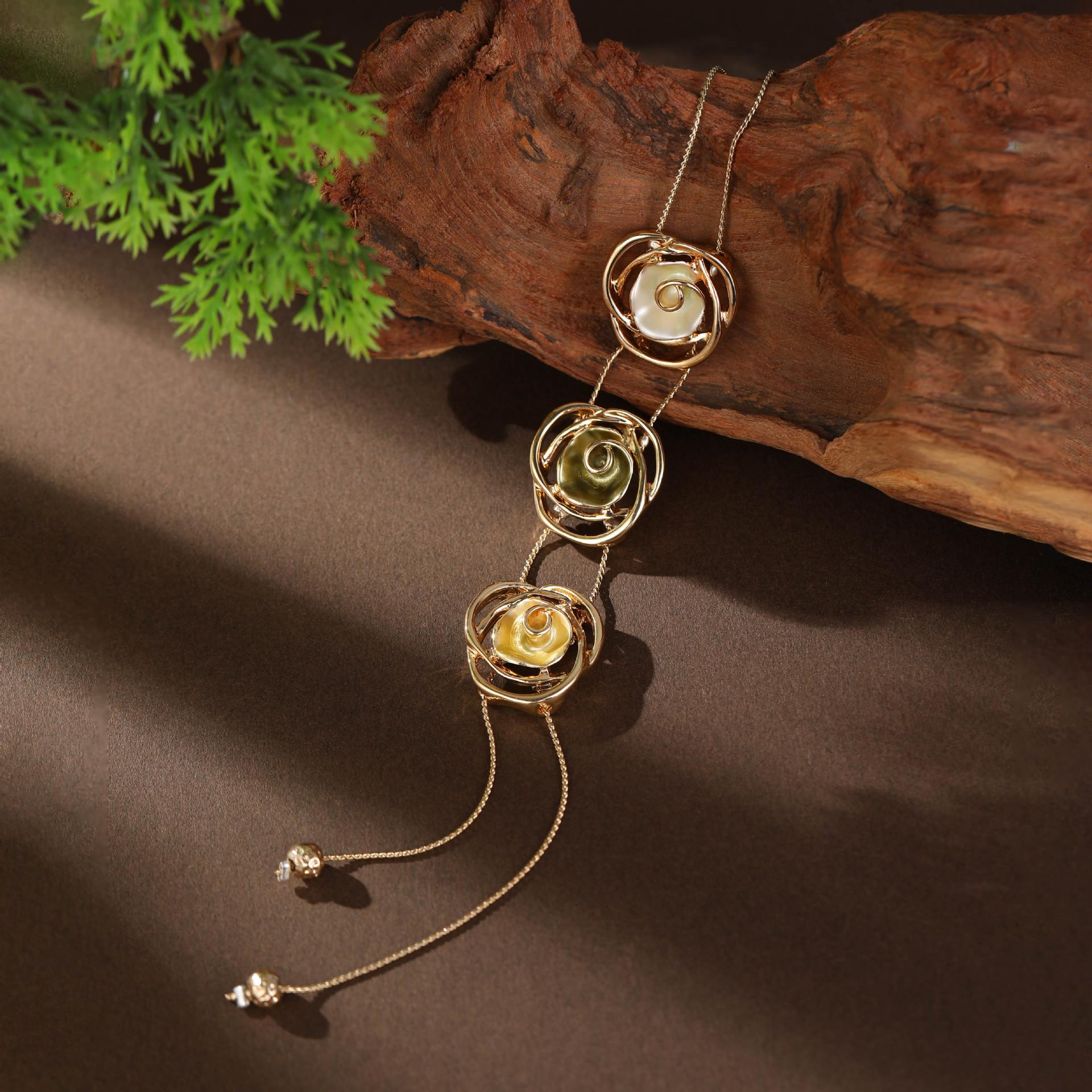 

Новое цветное масло, полая роза, бахрома, кулон, цепочка для свитера, женское высококлассное длинное ожерелье