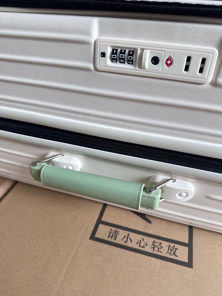 5022 Explosion-Proof 28-Inch Check-in Zipper Suitcase with Side Opening and Deep Compartment.