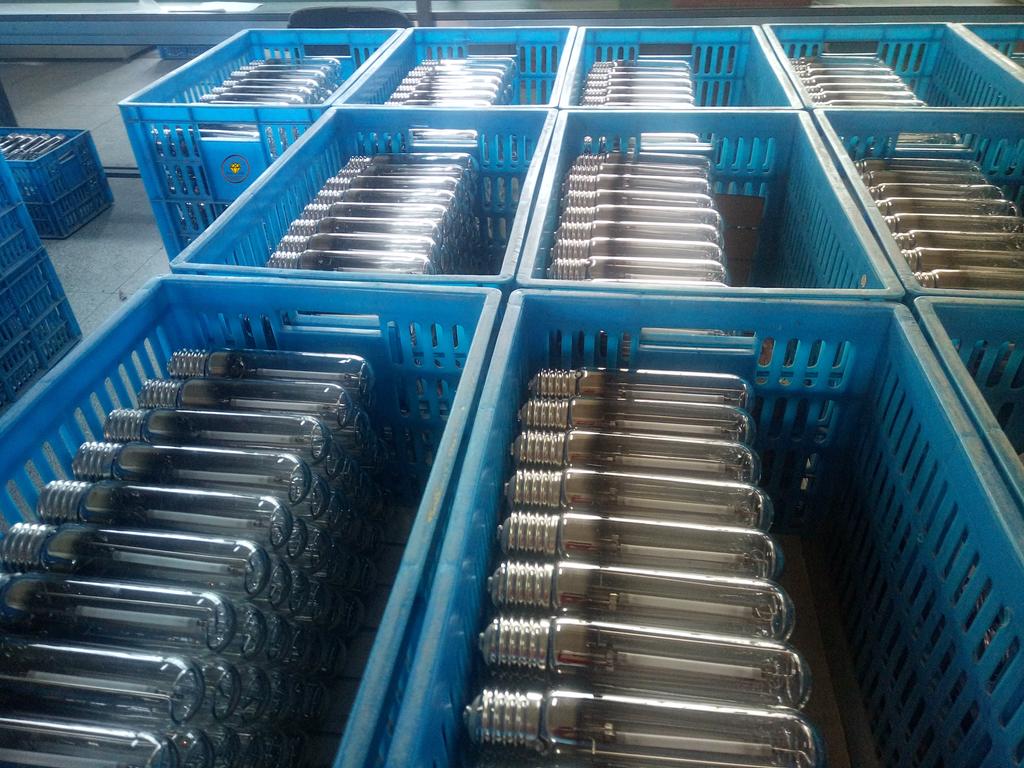 250W E40 Base High-Pressure Sodium Street Lamp for Road Plant Growth Greenhouse Hydroponics Dimmable AC 220V in Green Color
