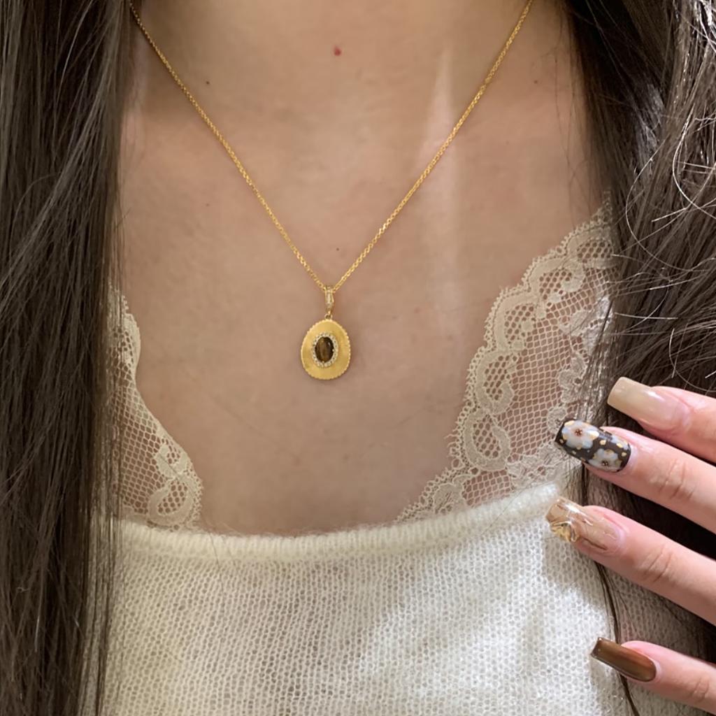 Italian brushed gold-plated oval natural tiger eye stone necklace for women, fashionable and versatile, with a high-end feel, suitable as a sweater