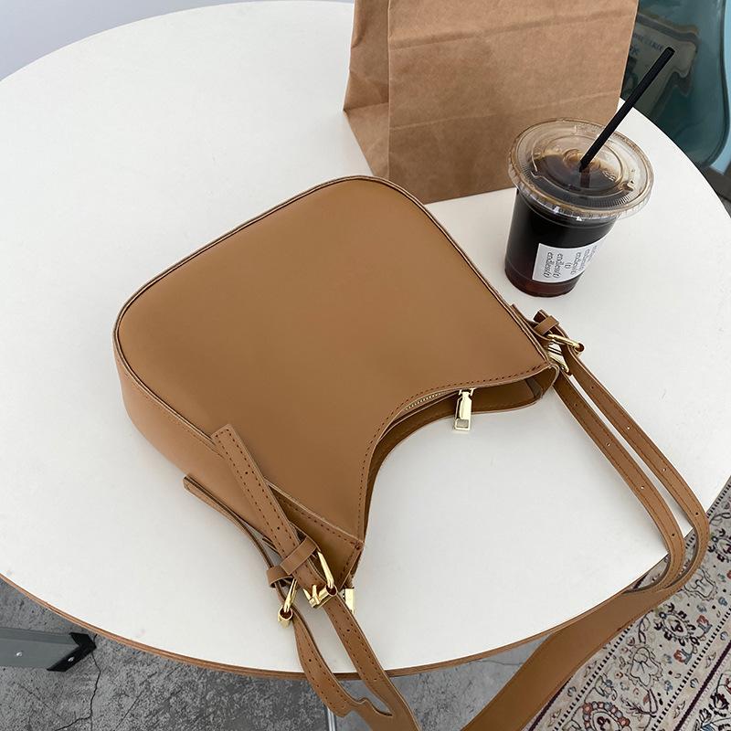 

ins versatile messenger bag women s 2025 new fashion retro armpit bag French niche single shoulder saddle bag tide хакі