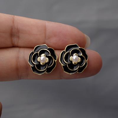 עגילי סטוד פרח קמליה אופנתיים חדשים אמייל לבן שחור שמן עגילי פנינה לנשים מסיבה תכשיטים אלגנטיים מתנה לבנות