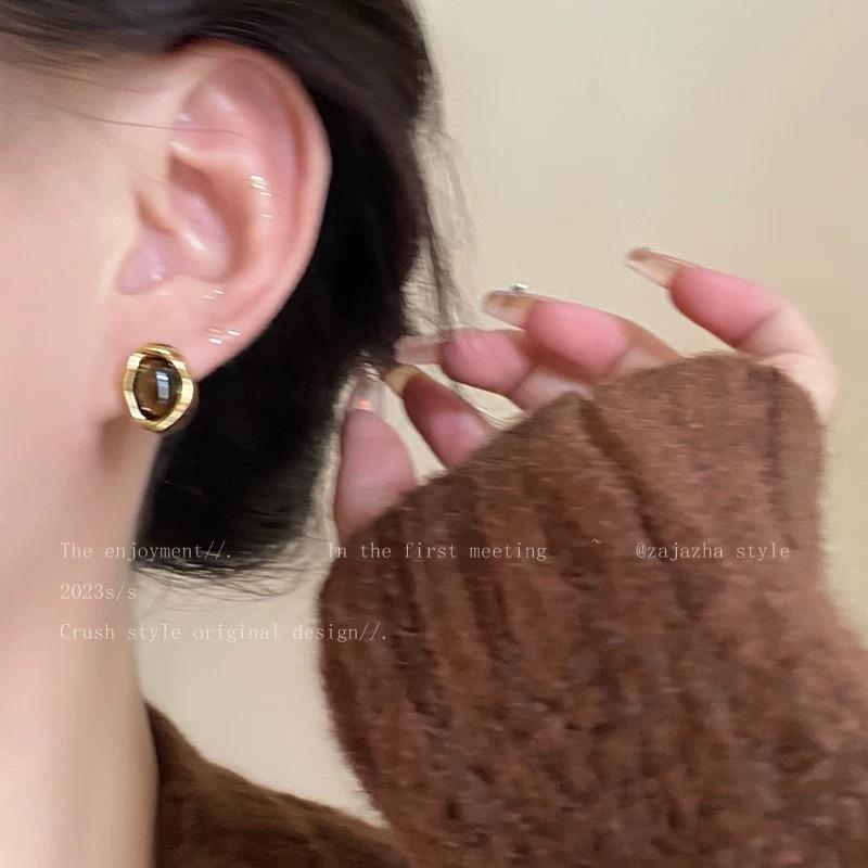 Maillard gold stud earrings women's autumn and winter retro Hong Kong style temperament earrings niche design high-end light luxury earrings