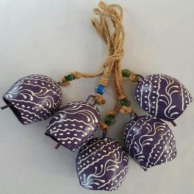 Conjunto de 10 sinos de vaca com decoração festiva roxa pintada à mão com cordas de juta