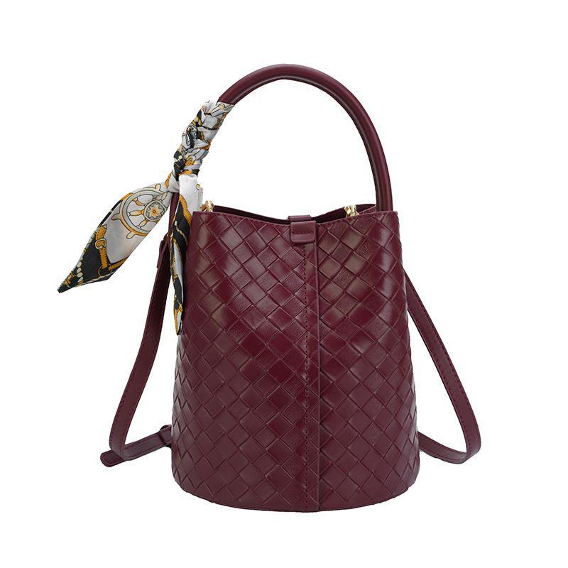 Ručně tkaná černobílá crossbody taška typu bucket 2025: Neformální kabelka s velkou kapacitou