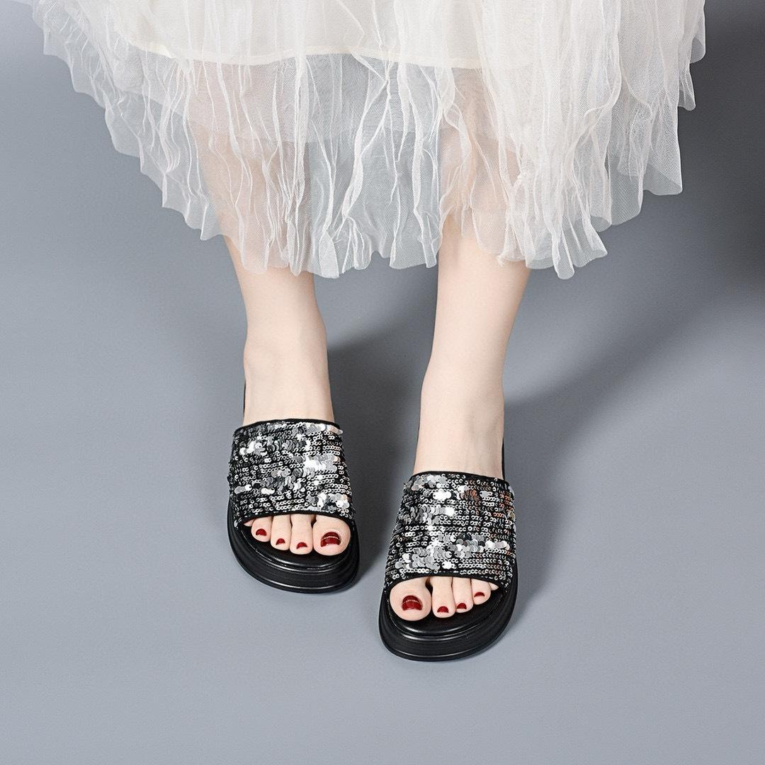 

Тапочки на толстой подошве, женская верхняя одежда, лето 2025 г., европейский и американский стиль, маффины и босоножки с открытым носком, однотонные, тапочки на танкетке с блестками 40