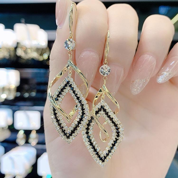 New Earrings with Female Personality, High-end Temperament, Versatile Diamond Earrings and Earrings