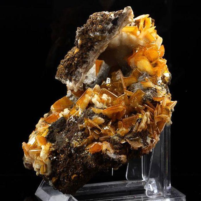 Pierres et Minéraux. Wulfenite. 2550.5 ct. Los Lamentos Mts, Chihuahua, Mexique.